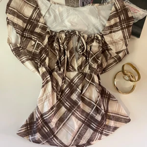 Brun topp👜🍂🥥 - Gossip girl vibe på denna bruna topp🥥🍂⚡️  Pris kan diskuteras!