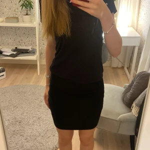 Kjol - Likadan kjol som den innan fast i svart! Pennkjol och även denna är oanvänd. 