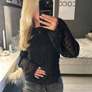 Svart spets tröja - Säljer en snygg svart spets tröja i storlek S. Tröjan har långa ärmar och är perfekt för en festlig kväll. Den är tight och har ett vackert mönster som gör den extra speciell. Passar perfekt till både jeans och kjol. Hör av dig om du är intresserad! 💖