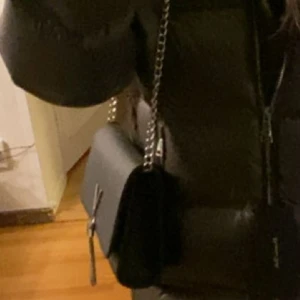 Valentino väska  - Väligt bra skick! Fin valentino väska. 