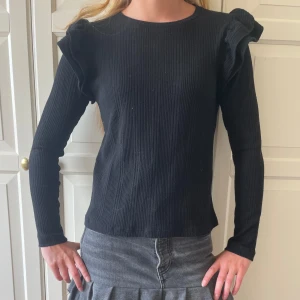 Zara tröja - Nu säljs denna jätte fina tröja med volanger från zara!! Den säljs inte längre och är i bra skick🥰🥰🥰Den är liten i storleken så skulle absolut säga att den är i S💖