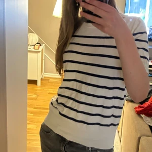 Randig topp - Bra skick men lite nopprig, ränderna är marinblåa men väldigt mörk färg. Det är storlek XL men jag brukar ha XS-S som referens💕