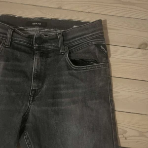 Replay jeans - Säljer nu mina Replay jeans är slimfit och mörkgrå storlek 166cm. Bra skick .Bara att skriva vid  frågor samt intresse.