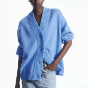 Ljusblå kofta - Super fin ljusblå kofta stickad kofta från COS