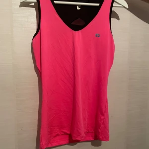 Fint neonrosa linne. Strl M - Står Strl L men passar bättre M :)
