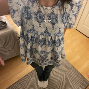 Gullig blus - Jättefint skick💗strl 152 skulle säga att den motsvarar xxs-xs