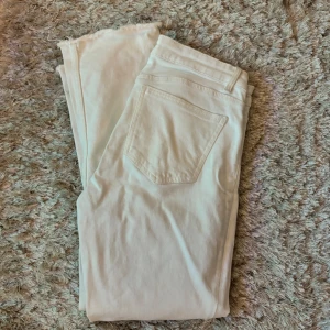 Vita jeans i strl 40 från Zara - Vita stretchiga bootcut jeans i bomull. Använt ett fåtal gånger. Passar mig som är 1,55. Pris kan diskuteras. 