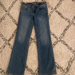 blåa low waist jeans - blåa jeans från american eagle , köpt här på plick. bra skick inte så jätte använda. 