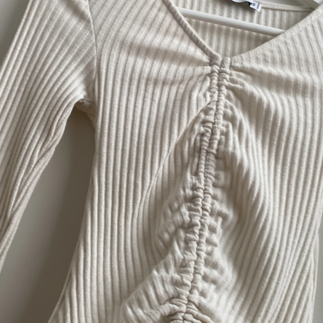 Smutsig vit lite randig långärmad tröja - 91