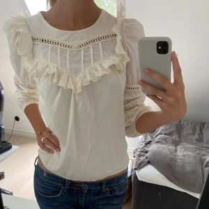 Vit volangblus  - Söt vit blus i gott skick💕