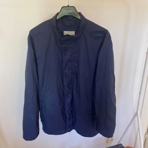 Mango vindjacka M - Mango vindjacka i färgen Blå. Storlek M och i perfekt skick. Köp för endast 399kr🙌
