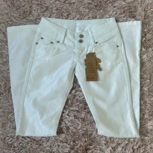 Lågmidjade bootcut jeans - Jättefina lågmidjade bootcut  jeans i nyskick i märket Rmarks med lapp kvar som tyvärr är för små för mig. Jeansen är i storlek 25w och jag har aldrig använt dem men är köpta från vinted. Kontakta dm för mer information.💓