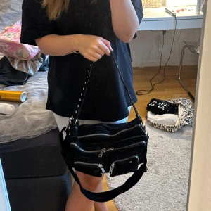 Nunoo handväska i mocka  - Säljer denna superfina väskan ifrån nunoo. Köpt för 1799kr på zalando den är så fin och i sparsamt skick!🩷🩷