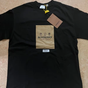 Burberry tröja - Tröjan är helt ny säljer den på grund av de är för stor den passar storlek M/L Aldrig använt 