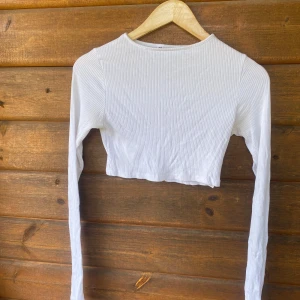 Långärmad  - Fin vit magtröja som är långarmad 