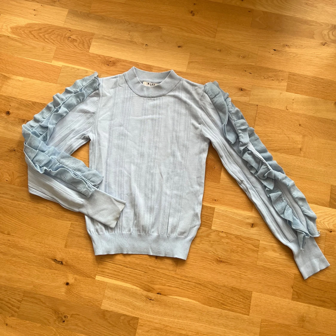 Söt tröja med volanger 