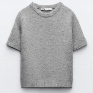 Grå stickad t shirt - Köpte den i julas, har använts några få gånger och tvättats 2 gånger, det har den blivit liite nopprig av men inte så farligt. Den andra bilden är tagen i julas men bilderna efter tog jag nu💞 lite liten i storleken! nypris 329 kr