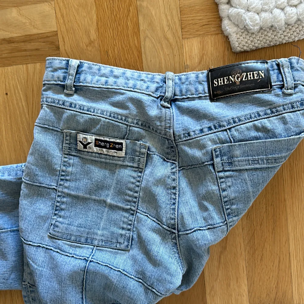 Säljer dessa skit snygga jeans. Det står tyvärr inget märke, men de är köpta ganska dyrt. Skulle säga att de passar bra på mig som har strl 34. Jeans & Byxor.