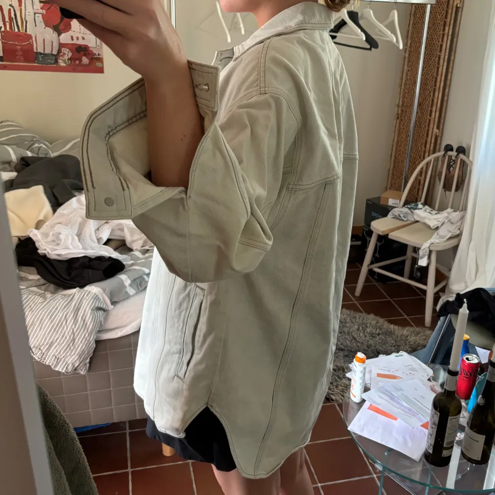Säljer oversized jeansjacka från HM som knappt kommit till användning! Storlek S men väldigt stor i storleken! . Takit.