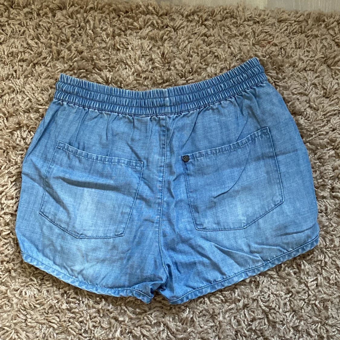 Blå jeansshorts från &Denim - 90