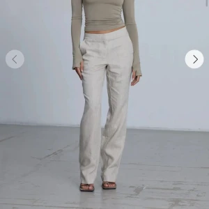 Adsgn linnebyxor - Så snygga och sköna linnebyxor från adsgn. Bra i längd för mig som är 167, hade funkat på längre också. Storlek 34 men passar mig som vanligtvis har något större. 