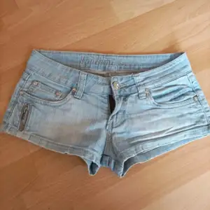 Säljer dessa otroligt snygga lågmidjade jeansshortsen för att de tyvärr är för små. Skriv om ni har frågor! 💗
