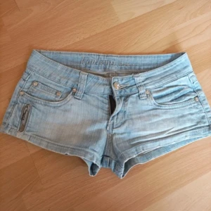 Lågmidjade shorts - Säljer dessa otroligt snygga lågmidjade jeansshortsen för att de tyvärr är för små. Skriv om ni har frågor! 💗