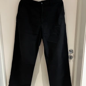 Hope wind trouser - Hope wind trousers Bra skick utom ett liter hål på bakfickan. Uppsydda passar 175-180