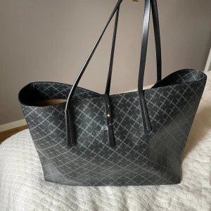 By Malene Birger väska - Säljer min By Marlene Birger väska i modellen Abigail och färgen charcoal🥰 Säljer den så jag inte använder den så mycket längre, men skicket är som nytt. Nypris: 2700kr Säljer för 800kr