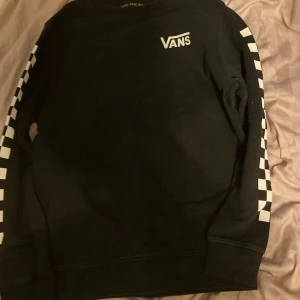 Tjocktröja - Vans tjocktröja✌🏻 Skön och fin📦🛍️ Svart vit💞 Jättebra skick💗 