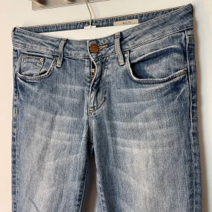Lågmidjade jeans  - Supersnygga lågmidjade vintage jeans. Storlek 26, motsvarar 34/36