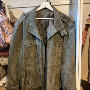 Grön mocka over-sized jacka  - Säljer denna otroliga vintage jacka i herr storlek i mocka/läder 💚