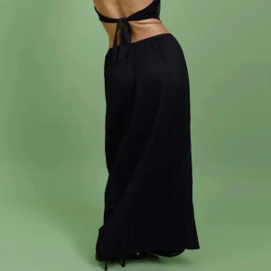 Crinkle maxi skirt - En svart maxikjol från Gina Tricot i storlek S. Aldrig använd endast testad, lapp kvar☺️  Ordinarie pris 399kr