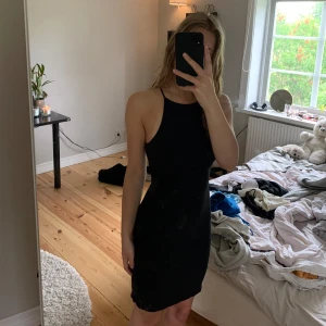Svart Klänning  - En jättefin svart klänning från H&M🩷använd bara några ggr och är i fint skick🩷säljs nu för att jag inte använder den🩷köpt för ungefär 200 kr🩷osäker på stl men skulle säga att den passar xs/s