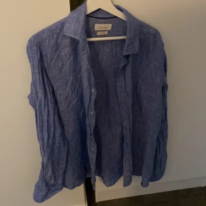 Massimo Dutti linneskjorta  - Denna linneskjorta som är gjord av 100% linne är köpt från Massimo Dutti för ungefär 2 månader sen. Den är bara använd några gånger och är i perfekt skick som ny ungefär. Den säljes pga att jag inte vill ha den. Den kommer ny tvättad helt och styckd 