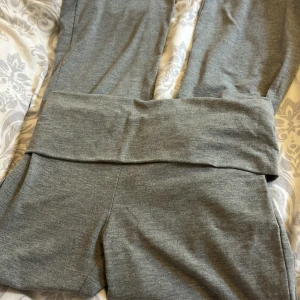 yoga pants💖 - söta yoga pants/fold over pants från gina i storlek 158/164💖 säljer pga att dom är för korta💖 skriv vid minsta lilla fundering 💖byxorna är endast testade! säljer för 120kr