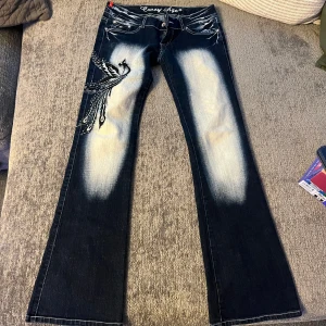 Crazy age jeans - 🔻inga bilder på🔻 Midjebredd är 38 cm och innerbenlängd är 80 cm🩷 Storleken på byxorna står 40/30 men uppskattar till M då enligt mig men jämför gärna måttet🩷