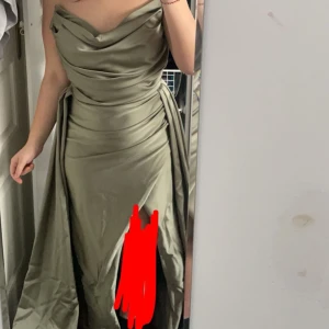 Grön balklänning  - Säljer min fina ljus gröna balklänning som är i nytt skick och kemtvättad. Nypris 5500kr och säljer den för 3500kr💕 