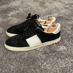 Valentino flycrews - Tjena! Säljer nu mina eftertraktade valentino flycrews i topp skick. Endast 3 nitar saknas! Säljer till ett dunder pris, äktenskaps bevis finns!☺️