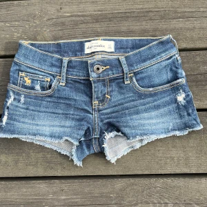 Lowwaist jeansshorts - Super snygga lowwaist jeansshorts från abercrombie & fitch.💘  Höjd: 18cm  Rakt över: 32cm