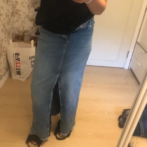 Jeanskjol - Så fin jeanskjol som tyvärr va för liten för mig. Ej använd men prislappen har tagits bort. Slits på framsidan.