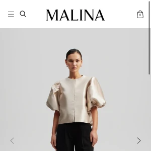 By Malina blus - Jättefin by malina blus i modellen Cleo, perfekt till festliga tillfällen💗nästintill ny.