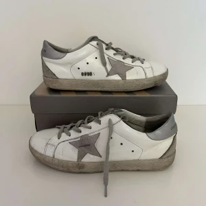 Golden goose - Golden goose i storlek 42,5 hyfsat bra skick, det mesta är smuts som går att tvätta bort. Pris kan diskuteras vid snabb affär🤝