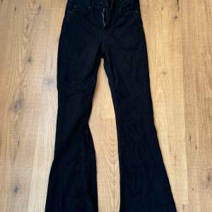 Svarta Bootcut jeans från Gina Tricot i Strl S