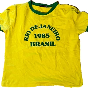 Zara Brazil t-shirt  - Säljer den här tröjan för jag använder inte den längre. Den är i super bra skick. Den är i storlek M. Från Zara 👍❤️PRIS GÅR ATT DISKUTERAS ❤️👍