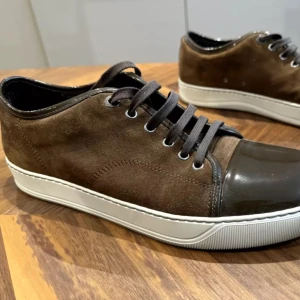 Lanvin cap toe  - Dem är inte i nyskick men fortfarande riktigt bra 👍🏻.. innan dem skickas kommer jag tvätta dem och se till att dem är fina👌 jag kan inte sätta ett direkt pris ni får komma med förslag/bud så ser jag till att svara🤙🏻