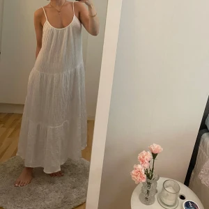 Klänning  - Luftig och skön klänning från H&M. Storlek M.