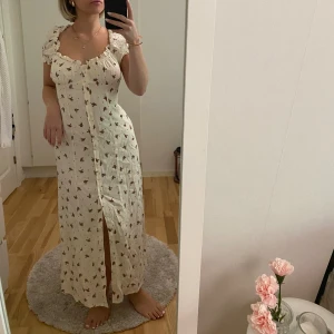 Blommig klänning  - Blommig klänning från H&M. Storlek 38.