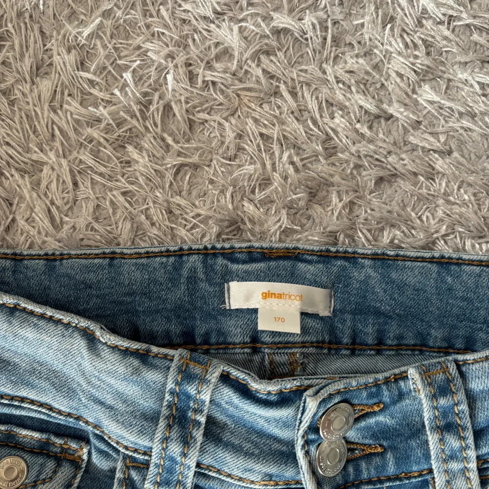 Sjukt snygga ljusblå Low Waits Bootcut jeans från Young Gina i storlek 170🤩💕dom är stretchiga och kan regleras i midjan, passar mig som är 169 lång. Köparen står för frakten🤗. Jeans & Byxor.