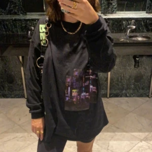 Oversized tröja från the couture club  - Använd ca 10 ggr men fortfarande bra skick.